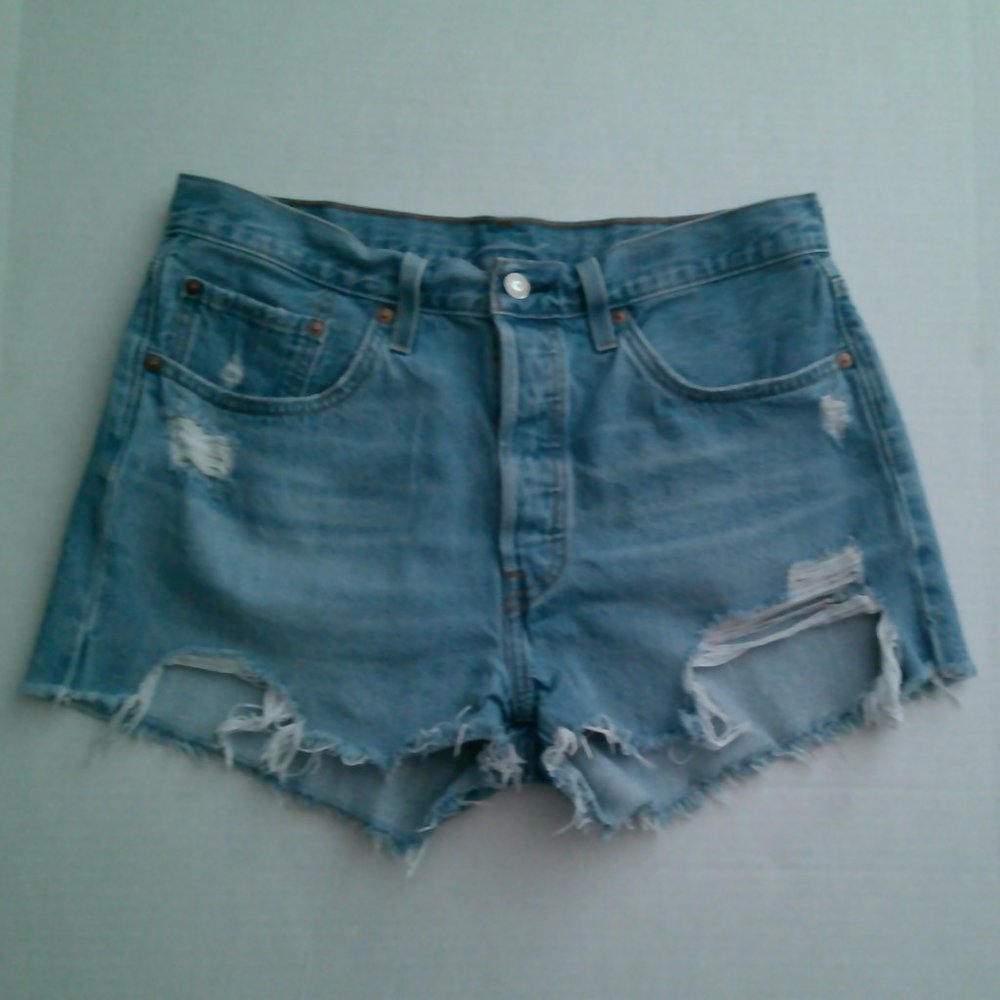 LEVI 501 CUT OFF DISTRESSED SHORTS SIZE 31